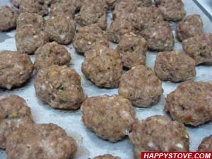 Oven Baked Homemade Italian Meatballs - By happystove.com