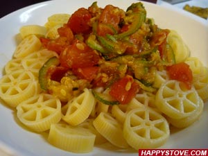 Pasta with Spicy Zucchini and Fresh Tomatoes - By happystove.com