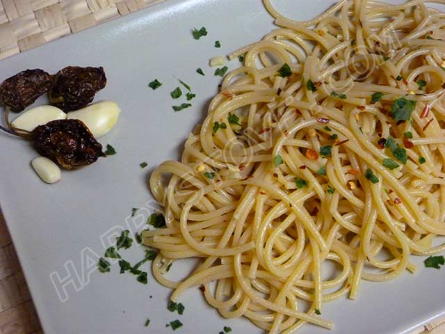 Spaghetti aglio olio e peperoncino (Garlic, Olive Oil and hot peppers) - By happystove.com