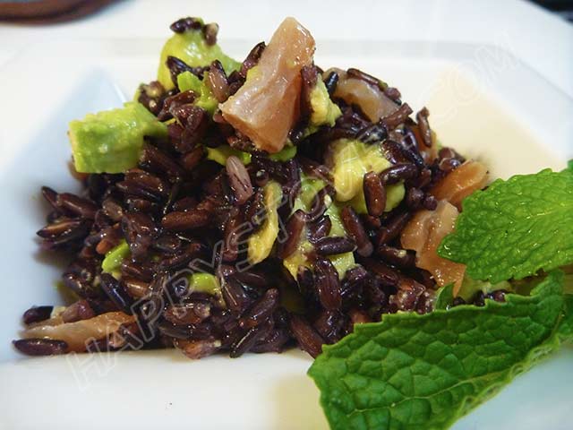 Black Rice, Avocado and Smoked Salmon Salad - By happystove.com