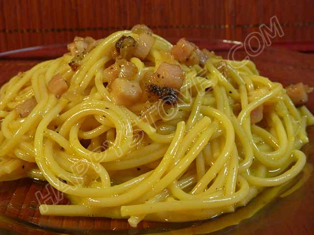 Pasta alla Carbonara (Eggs and Bacon Pasta) - By happystove.com