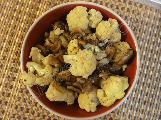 Stir Fried Cauliflowers with Mushrooms and Garlic - By happystove.com