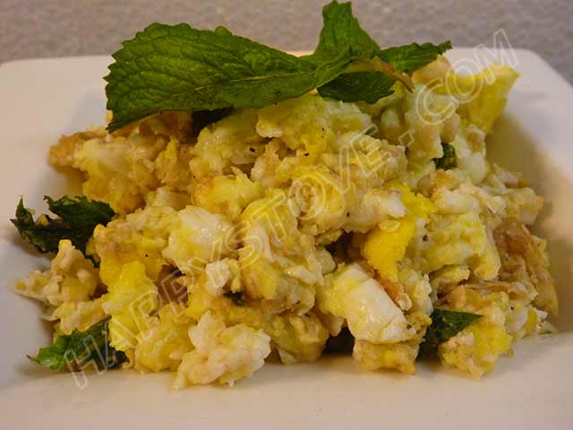 Scrambled Eggs with Mint - By happystove.com